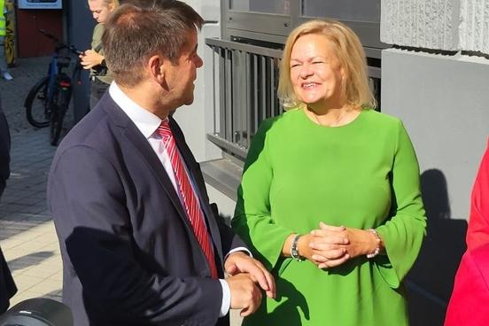 Oberbürgermeister Steffen Scheller im Gespräch mit Bundesministerin Nancy Faeser