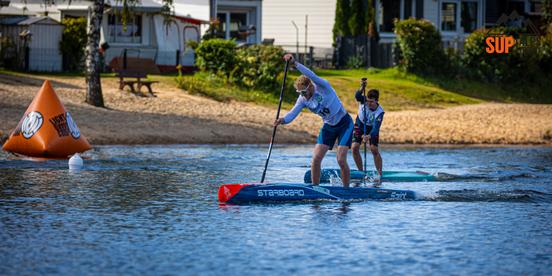 Die Paddler liefern sich spannende Rennen