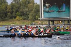 Zielspurt Wer hat die Bootsspitze vorn? Zielspurt bei einer Kanu-Rennsportregatta.