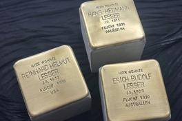 "Ein Stein. Ein Name. Ein Mensch." Die drei Stolpersteine sind vom Künstlers Gunter Demnig gestaltet
