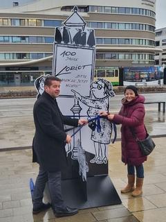 Feierliche Einweihung der Loriot-Stele durch Oberbürgermeister Steffen Scheller und Undine-Damus-Holtmann am Brandneburger Hauptbahnhof.