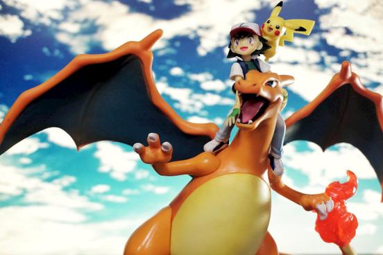 Pokemon-Figur auf einem Drachen