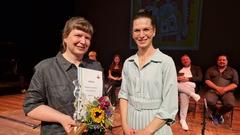 Stefanie Scheifler (links) zählte zu den Preisträgerinnen. Bildungs-Beigeordnete Alexandra Adel gratulierte.