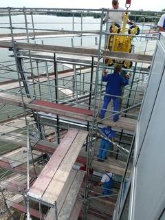 Höchste Präzision erfordert das Einsetzen der Fensterscheiben. Höchste Präzision erfordert das Einsetzen der Fensterscheiben.