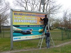 Letzte Handgriffe am Großplakat.