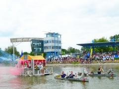 Kutsche Schwimmende Kutsche vor Tribüne