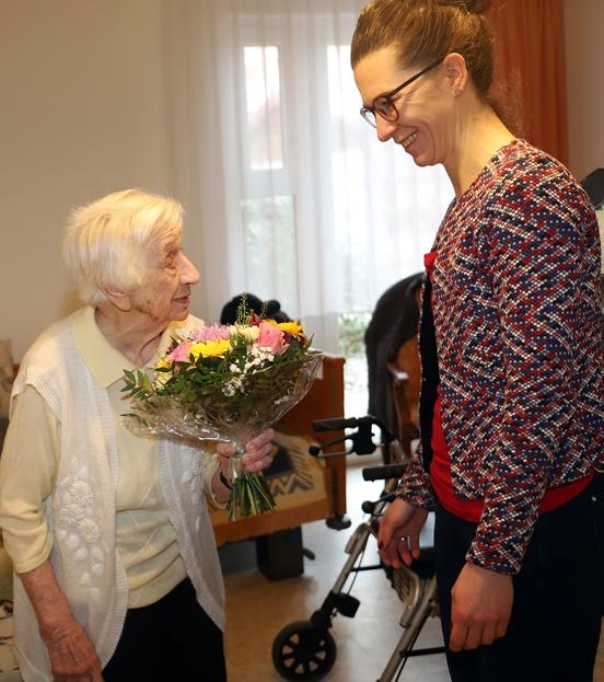 Die Beigeordnete im Gespräch mit der Jubilarin