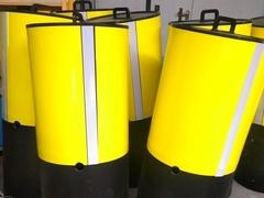 Gelbe Tonne Solche gelben Tonnen markieren die Wasserfläche der Regattastrecke als "Sperrgebiet" für Freizeitkapitäne.