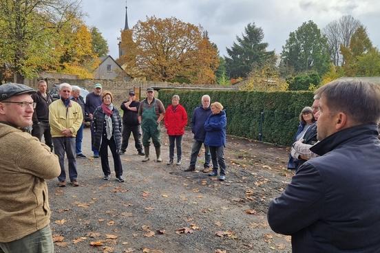 Oberbürgermeister Steffen und Scheller und Meik Fabian von der unteren Jagdbehörde stellten sich den Fragen der Neuendorfer.