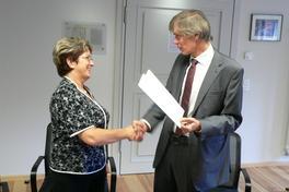 Staatssekretär übergibt Zuwendungsbescheid