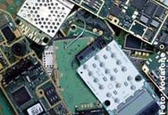 Die Handys werden beim Recycling in ihre verschiedene Bestandteile zerlegt.