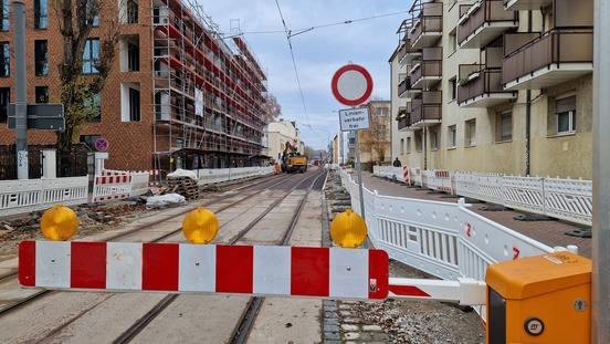 Busse können bereits seit dem 30. November die Bauhofstraße befahren, wofür Halbschranken aufgestellt sind. Links erhebt sich der neue Wohnkomplex.