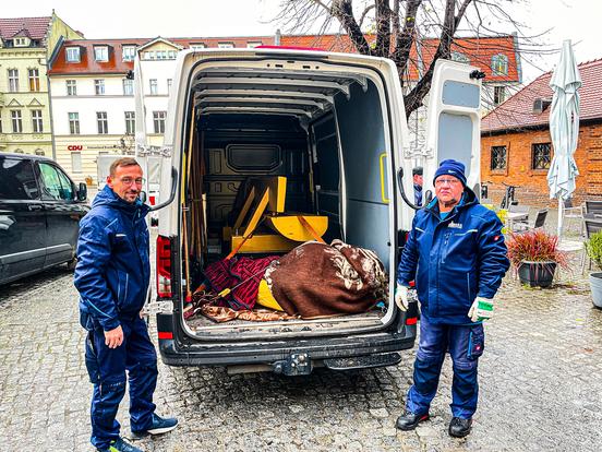 BAS-Mitarbeiter holten die Bank heute ab, um sie aufzuarbeiten und anschließend über den Winter einzulagern.