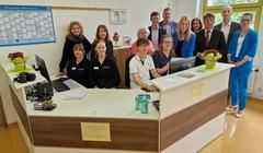 Willkommen in der Lehr-Praxis von Dr. med. Alfreda Flakow im OSZ Alfred Flakowski! Mitinitiatoren und Wegbegleiter besuchten Schülerinnen und Schüler.