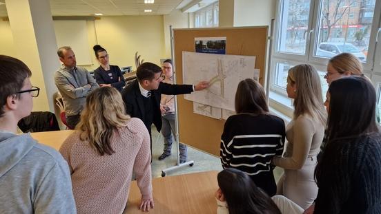 Oberbürgermeister Steffen Scheller erläutert Schülerinnen und Schülern der OS Nord den Plan für die Verlängerung der Gerostraße.