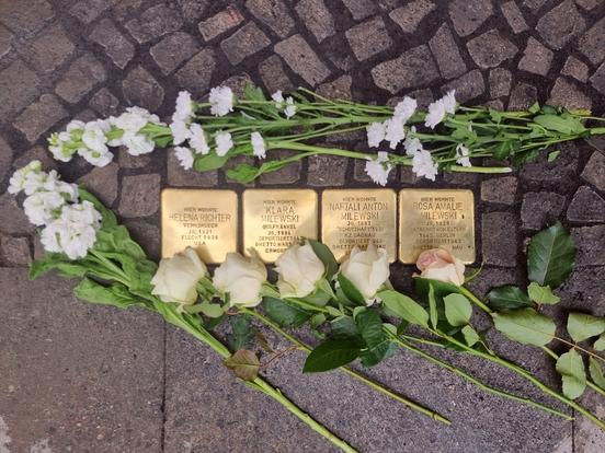 Vier Stolpersteine wurden für Familie Milewski und Helena Richter an der letzten Wohnadresse in der Sankt-Annen-Straße 14 verlegt.