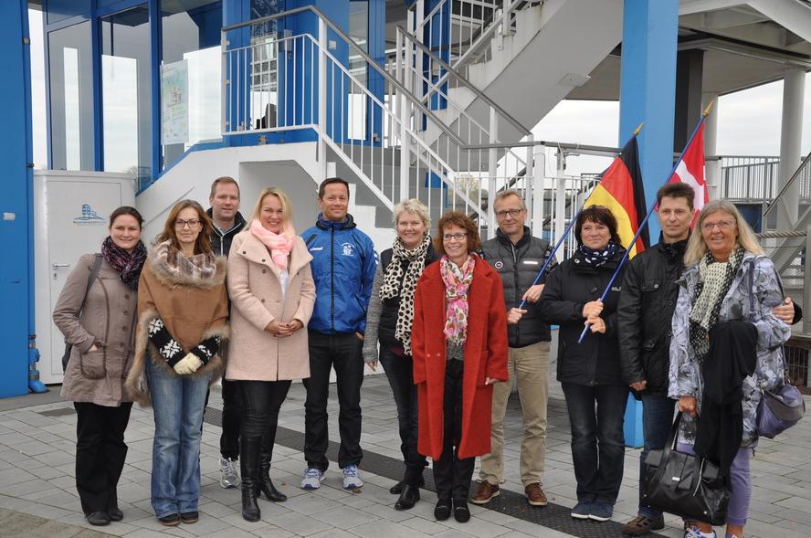 Besichtigung der Regattastrecke Gäste vor der Regattastrecke