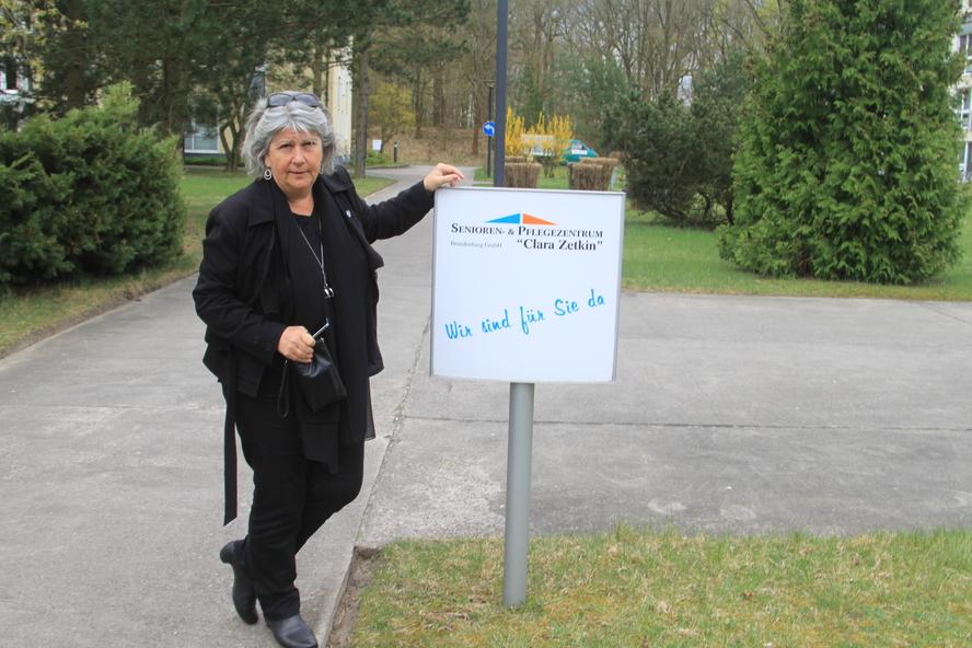 Besuch im Seniorenzentrum Clara Zetkin Gast vor dem Eingangsschild des Seniorenzentrums