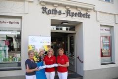 Dr. Dietlind Tiemann überreicht an Karin Günther (rechts) und Manuela Kahle die BUGA-Mini-Tickets.