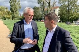 Oberbürgermeister Steffen Scheller (rechts) im Gespräch mit Bauminister Guido Beermann.