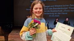 So sieht eine glückliche Gewinnerin aus: Mavie Eckert wurde für ihr Märchen mit einem Sonderpreis ausgezeichnet.