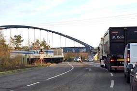Der Bahnübergang in der Spittastraße am Stadthafen.
