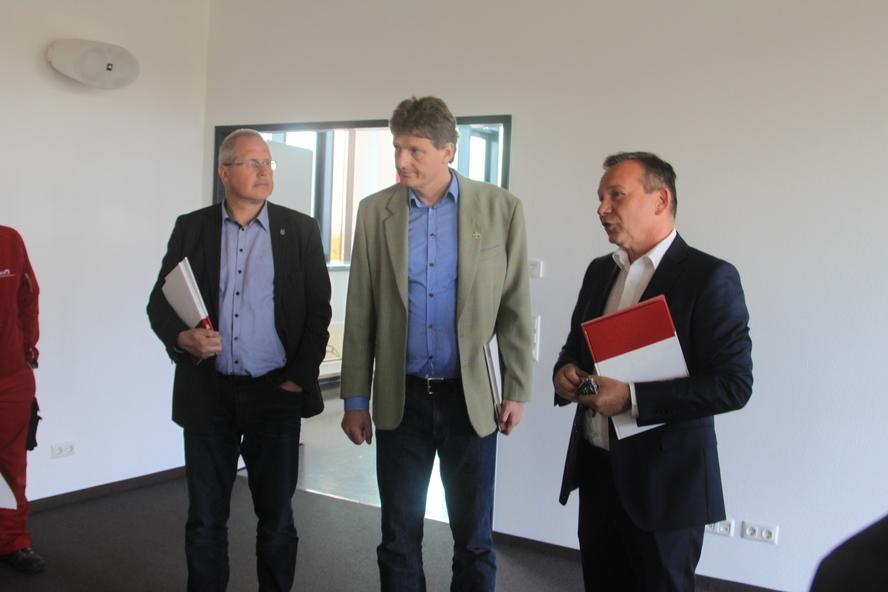 Besichtigung des neuen Hauptbahnhofes Personen im neuen Bahnhofsgebäude