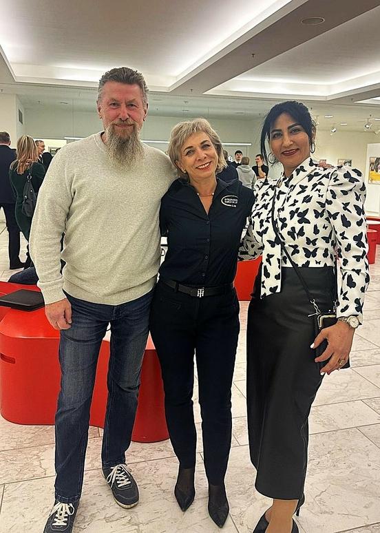 Ingo Lorenz mit Arezoo Almasi und Larissa Markus vom LSB-Projekt Integration durch Sport