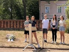 Schülerinnen und Schüler der Klasse 9L der Europaschule von Saldern-Gymnasium brachten in einer szenischen Lesung Zeitungsmeldungen zum Tod Walther Rathenaus aus dem Jahr 1922 zu Gehör.