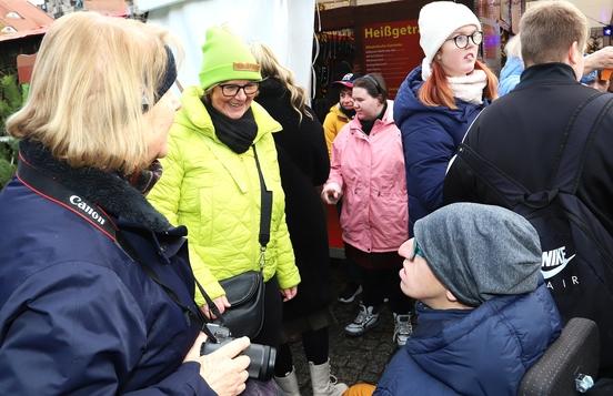 Die Behindertenbeauftragte Katrin Tietz im Gespräch mit Weihnachtsmarktbesuchern