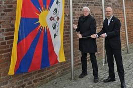 Oberbürgermeister Daniel Keip und Stadtverordnetenvorsteher Walter Paaschen ziehen die Flagge für Tibet empor.