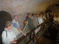 Besichtigung Reisende in einem Keller