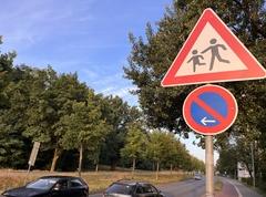 Verkehrsschild „Achtung Kinder“ am Straßenrand