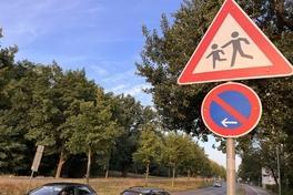 Verkehrsschild „Achtung Kinder“ am Straßenrand