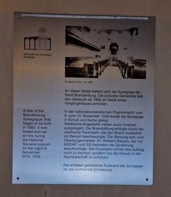 Gedenktafel an der Südwand der einstigen Synagoge.