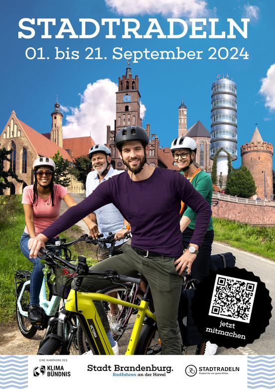 Radfahrer mit Helm vor der Kulisse der Stadt Brandenburg