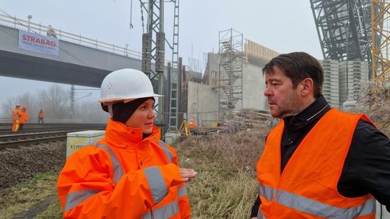 Oberbürgermeister Steffen Scheller im Gespräch mit LS-Bauüberwacherin Luise Rother.