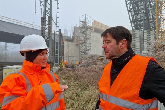 Oberbürgermeister Steffen Scheller im Gespräch mit LS-Bauüberwacherin Luise Rother.