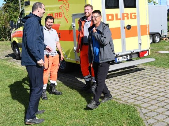 Kurzer Stopp bei den Sanitätern der DLRG