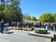 Oberbrügermeister Steffen Scheller erinnerte in seiner Ansprache an der Kriegsgräberstätte des Marienbergs an die Befreiung des Zuchthauses.