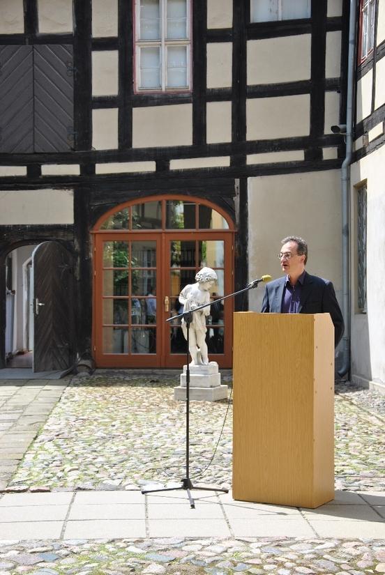 Stadtarchäologe Dr. Joachim Müller gibt Informationen zur Ausstellung.