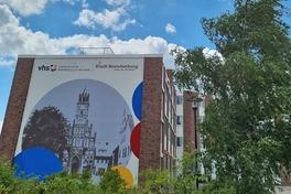 Gebäude mit bemalter Seitenfläche