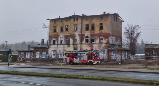 Das leerstehende Bahnhofsgebäude hat unter den Flammen stark gelitten. Die Feuerwehr konnte im Laufe des Vormittags den Löscheinsatz beenden.