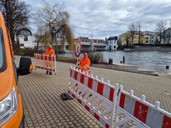 Bauhof-Mitarbeiter sperren den Uferbereich des Salzhofs ab.