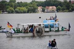 Raddampfer Elbdampfer aus Beton auf dem Wasser