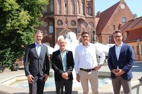 Die Bürgermeister Thomas Rosenberg, Daniel Keip, Dr.-Ing Robert Pulz und Jörg Zietemann vor dem Rathaus-Brunnen.