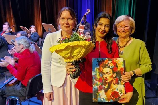 Frauenpreis-Gewinnerin Arezoo Almasi mit Dr. Margrit Spielmann (re.) und der Gleichstellungsbeauftragten Jeannette Horn (li.).