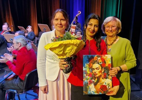 Frauenpreis-Gewinnerin Arezoo Almasi mit Dr. Margrit Spielmann (re.) und der Gleichstellungsbeauftragten Jeannette Horn (li.).