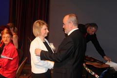 Bernd Heese übergibt den "Staffelstab" an Angelika Eckelmann