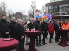 Baubeigeordneter Michael Brandt (links), mehrere Stadtverordnete und viele weitere Gäste waren der Einladung gefolgt.
